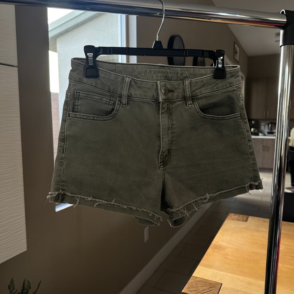 American Eagle - Green Hi-rise shortie shorts